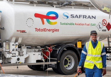 Men in front of safran sustainable fuel